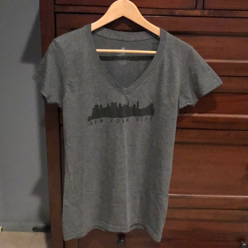 NYC skyline v-neck tee